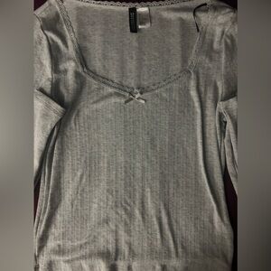 H&M - (Divided) Grey point Elle long sleeve shirt